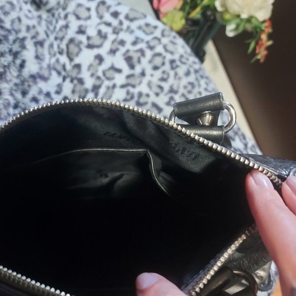 Elegant Black Leather Handbag - Picture 15 of 15